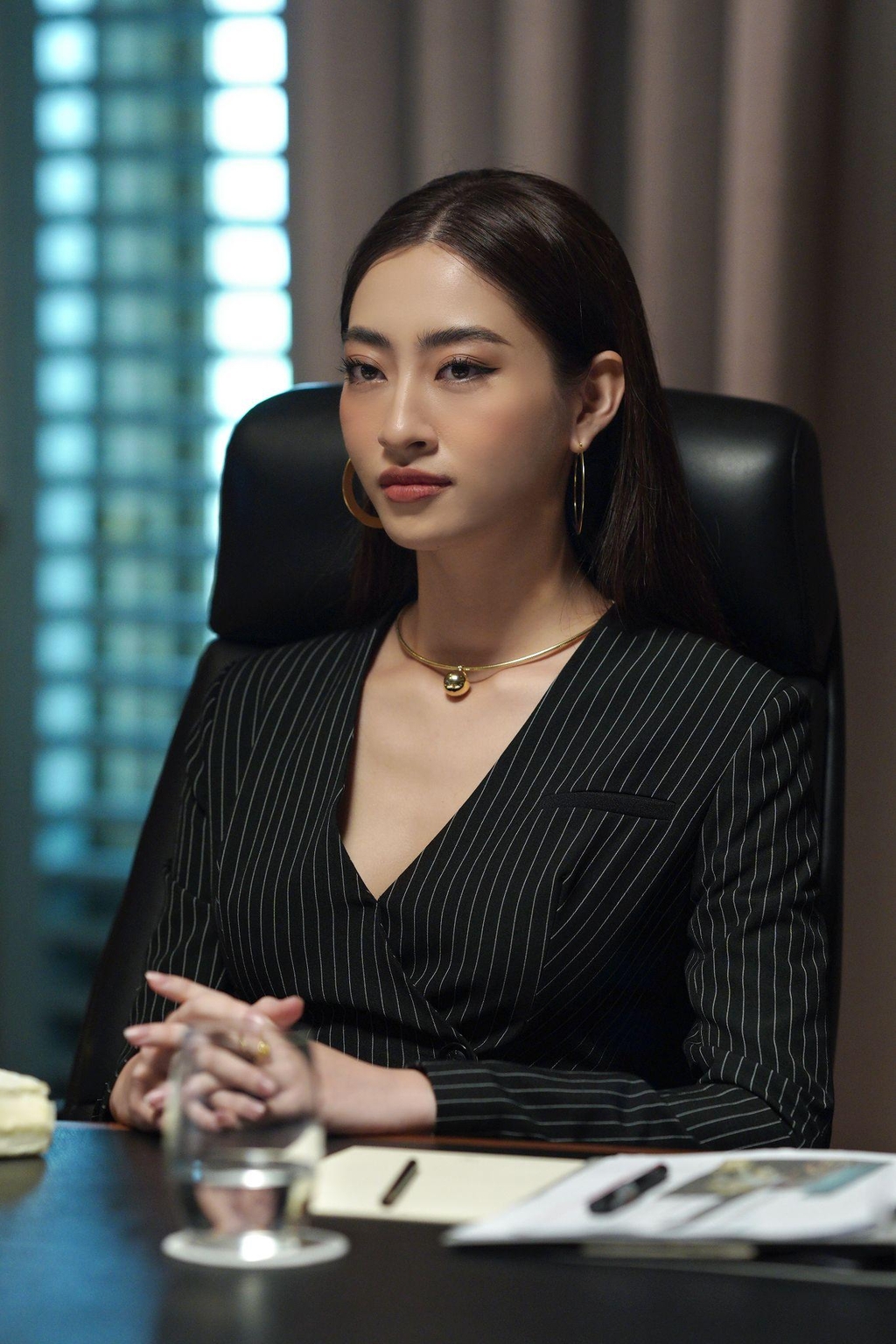 Hoa hậu Lương Thuỳ Linh lần đầu thử sức ở vai trò diễn viên với vai Như trong "Chiếm đoạt". Cô để lại ấn tượng mạnh mẽ khi “rũ bỏ” hình tượng nhẹ nhàng, thanh lịch để hoá thân thành một cô gái với vẻ ngoài đầy tự tin và quyền lực. Tuy tạo hình lẫn tính cách của Lương Thuỳ Linh trong phim đã được giấu kĩ, song cô lại luôn góp mặt trong những điểm “mấu chốt” với cảm xúc cao trào, bí ẩn. 