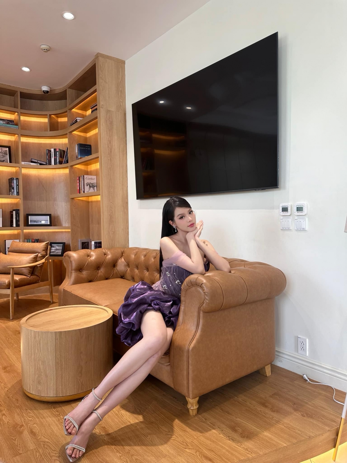 Những mẫu váy ngắn, trễ vai luôn là lựa chọn hàng đầu của Thanh Thủy để khoe trọn bờ vai thon gọn và vóc dáng cân đối. Các thiết kế này thường có kiểu dáng nhẹ nhàng, nữ tính nhưng vẫn toát lên sự sang trọng và cuốn hút.