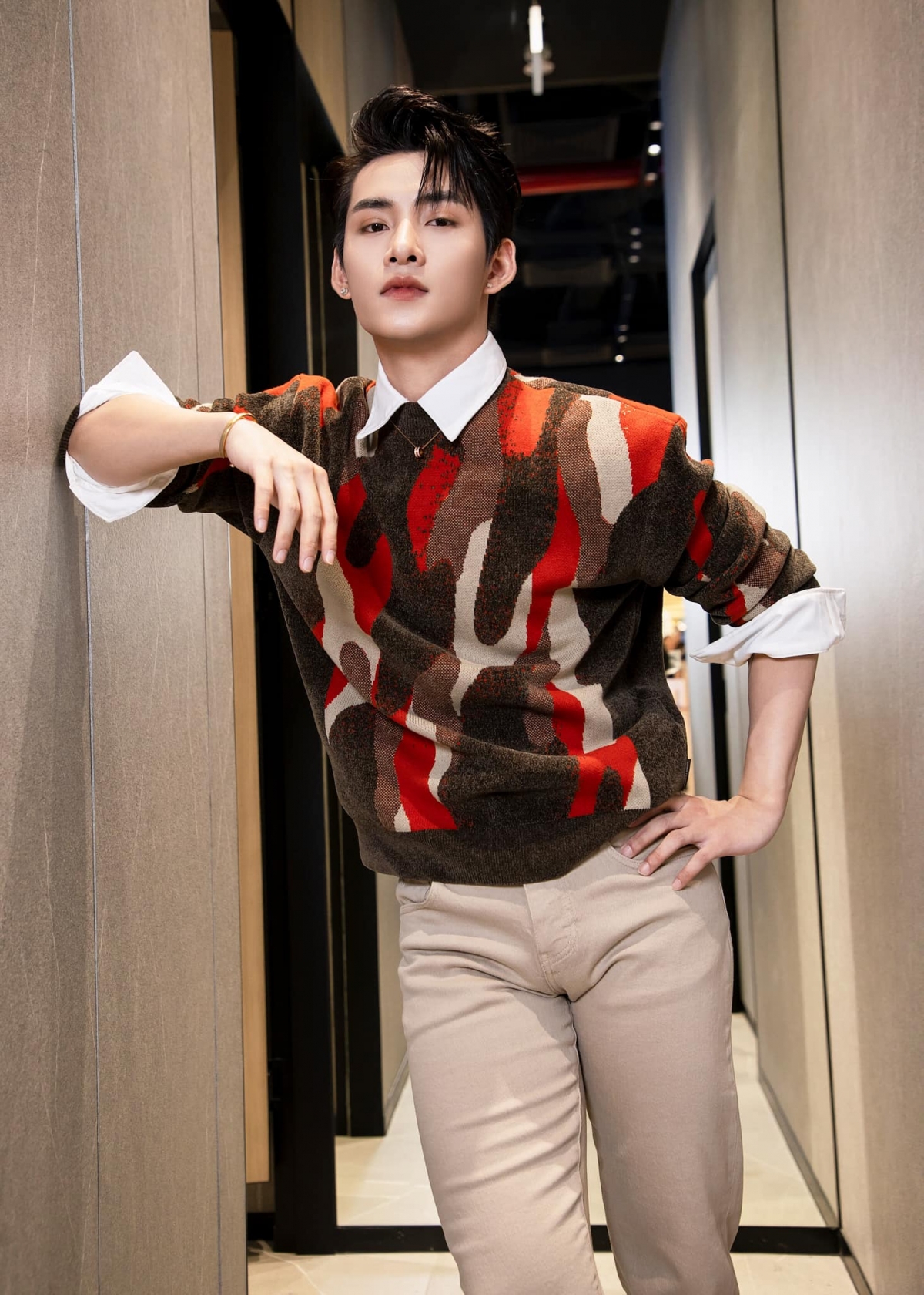 Hùng Huỳnh khá bất ngờ khi sau Anh trai "say hi", anh có nhiều người hâm mộ hơn. Nam ca sĩ hài hước chia sẻ rằng: "Mọi người nhận ra tôi và ra xin chữ ký rất đông. Trợ lý liền nói với tôi rằng lần sau ra đường nhớ đeo kính vì giờ tôi không còn 'flop' (một người không được biết đến rộng rãi) như ngày xưa nữa rồi".