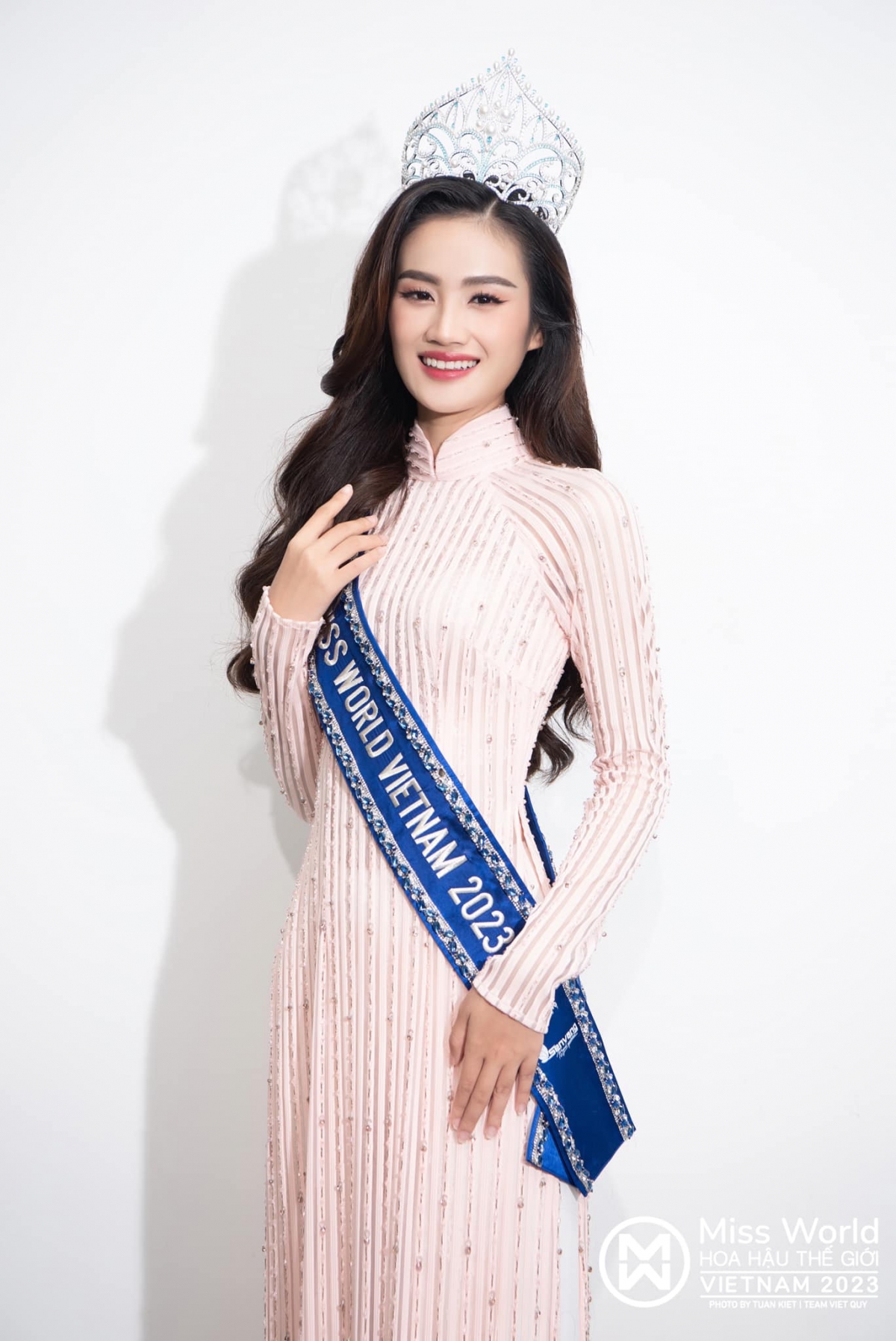 Khi mới đăng quang Miss World Việt Nam 2023, Ý Nhi từng bị đánh giá nhan sắc kém nổi bật so với các hoa hậu tiền nhiệm như Lương Thùy Linh, Huỳnh Nguyễn Mai Phương. Bởi vậy, cô vui khi nhận những phản hồi tích cực từ khán giả về sắc vóc ở hiện tại.