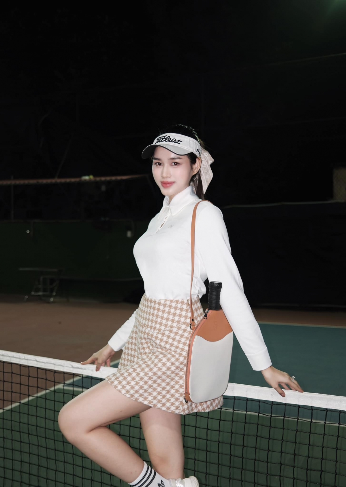 “Khởi động chút xua tan lạnh lẽo”, Hoa hậu Đỗ Hà diện đồ sành điệu đi chơi pickleball. (Nguồn: FBNV)