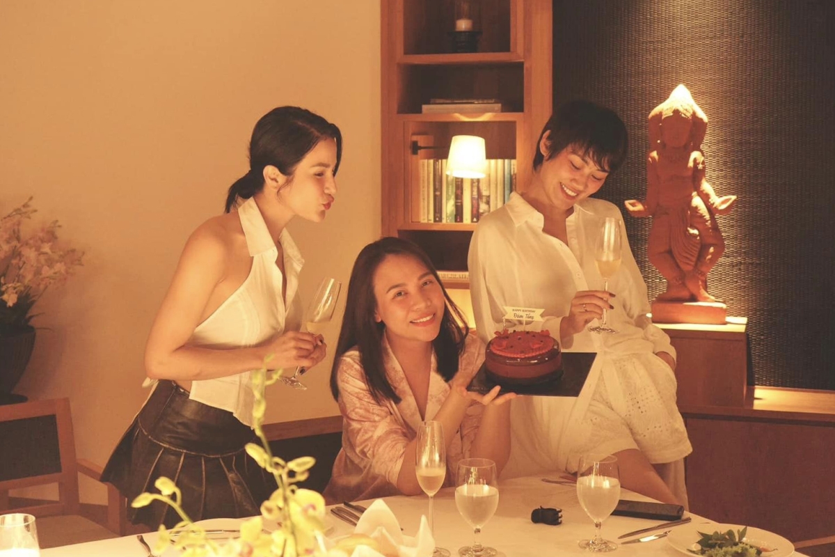 Đàm Thu Trang đón sinh nhật đơn giản bên Diệp Lâm Anh và Pông Chuẩn. “Năm nay đón sinh nhật đúng gu của cậu. Không dresscode, không makeup, không tưng bừng khói lửa. Chỉ có 3 đứa, cái bánh kem, chai rượu vang là đủ ngồi với nhau hết đêm”, Diệp Lâm Anh chia sẻ. (Nguồn: FBNV)