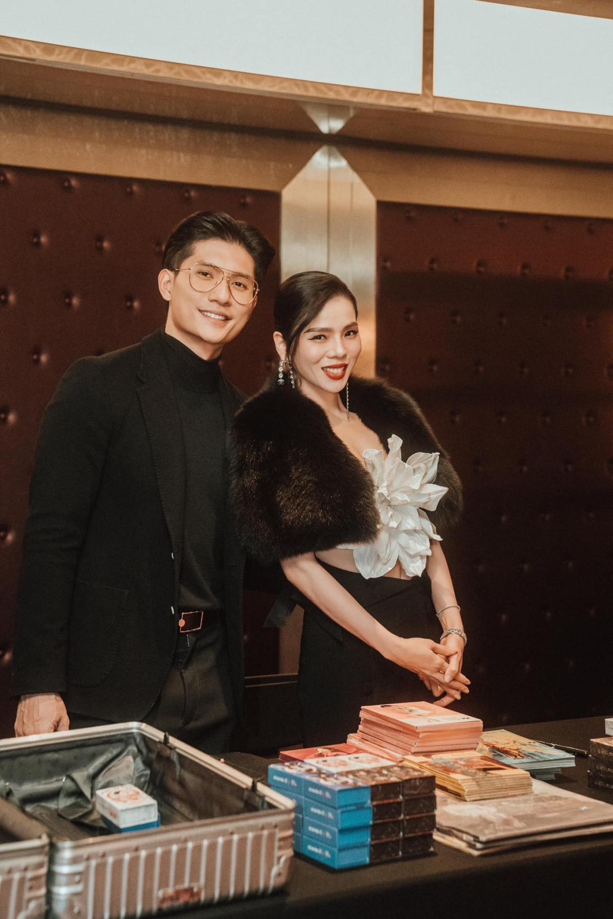 Lâm Bảo Châu đăng ảnh đi show cùng Lệ Quyên tại Mỹ. “Kết thúc hành trình dọc Mỹ cuối năm cùng nhau. Phải đi cùng chạy show mới thấy bạn ta khoẻ thế nào”, anh viết. Tình trẻ khen ngợi Lệ Quyên có sức khỏe dẻo dai trong suốt hành trình. Anh gọi Lệ Quyên bằng danh xưng "bạn ta". (Nguồn: FBNV)