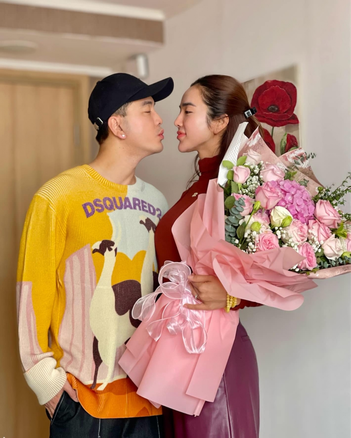 Ưng Hoàng Phúc tặng hoa cho bà xã Kim Cương nhân kỷ niệm ngày cưới. “12 năm bên nhau, 6 năm gọi nhau hai tiếng vợ chồng – một hành trình đủ dài, không chỉ được đo bằng thời gian mà còn bằng những cảm xúc, kỷ niệm và cả những thử thách đã cùng vượt qua. Cảm ơn tình yêu của em luôn dành cho anh”, anh nhắn nhủ tới vợ. Khán giả dành nhiều lời chúc mừng cho cặp đôi. (Nguồn: FBNV)