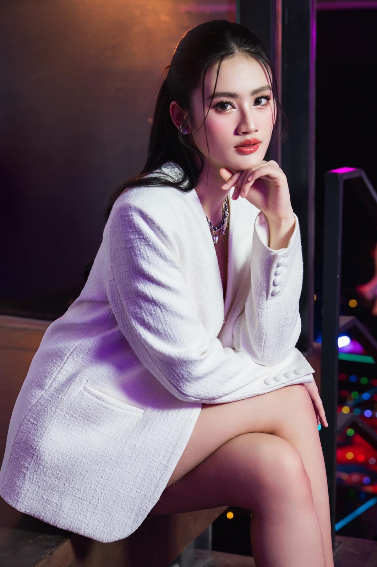 Hoa hậu Ý Nhi khoe nhan sắc xinh đẹp khi đi sự kiện tại Việt Nam. Cô trở về Việt Nam để tham gia chung kết Mr World 2024. (Nguồn: FBNV)