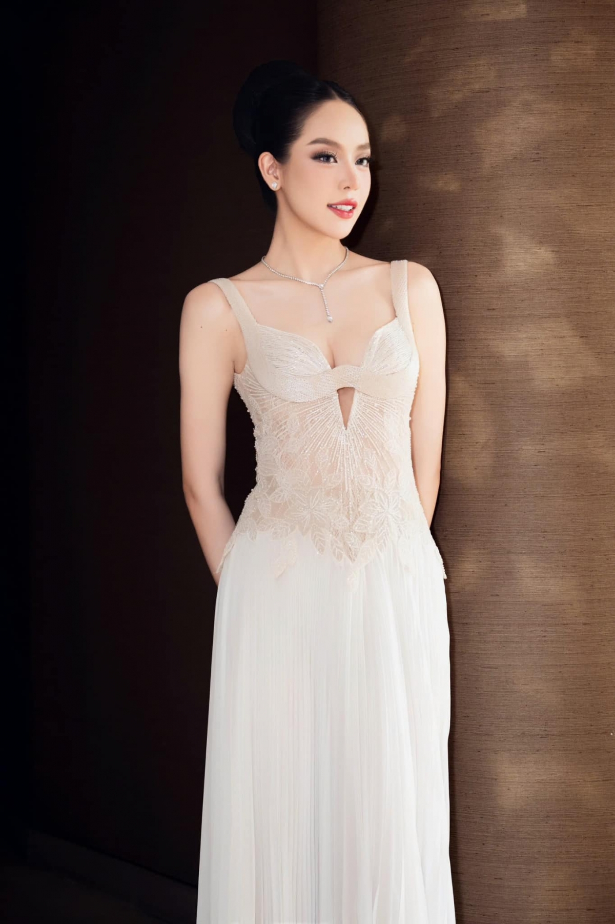 Hoa hậu Thanh Thủy ưa chuộng những mẫu váy dáng dài với chi tiết cut-out tinh tế. Trong một sự kiện khác, cô tiếp tục chọn chiếc váy có chi tiết siết eo, xẻ sâu, để lộ đường chân ngực quyến rũ.