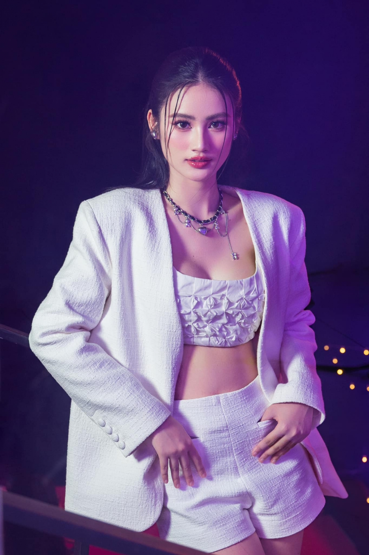 Cộng đồng mạng nhận xét Ý Nhi ngày càng thăng hạng nhan sắc, dù phẫu thuật thẩm mỹ nhưng gương mặt trông tự nhiên, hài hòa, không quá lộ liễu hay bị đơ, cứng.