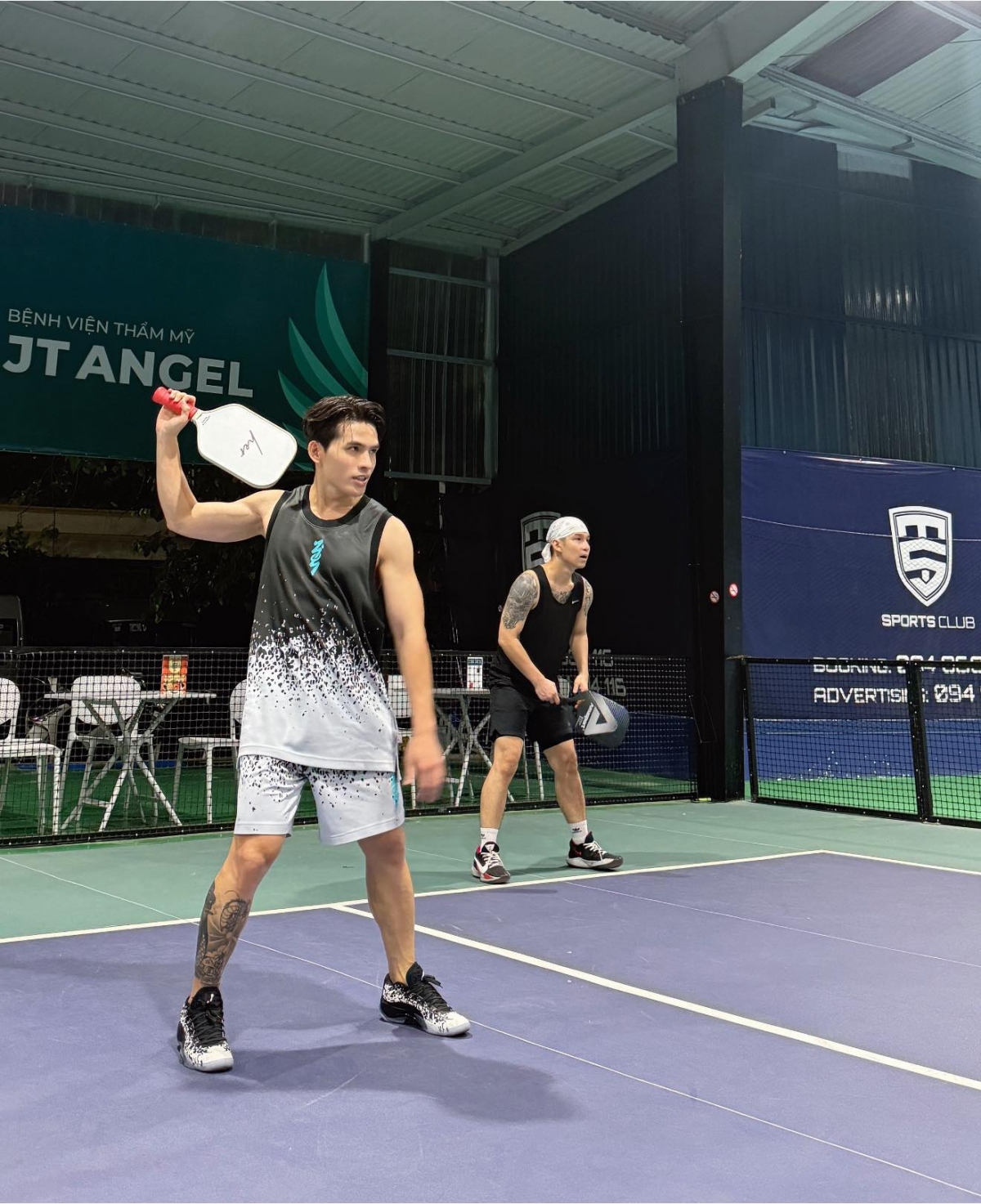 Quốc Thiên đăng ảnh đi chơi pickleball cùng Cường Seven với chú thích hài hước: “Ta vờn nhau pickleball bạn ơi”. (Nguồn: FBNV)