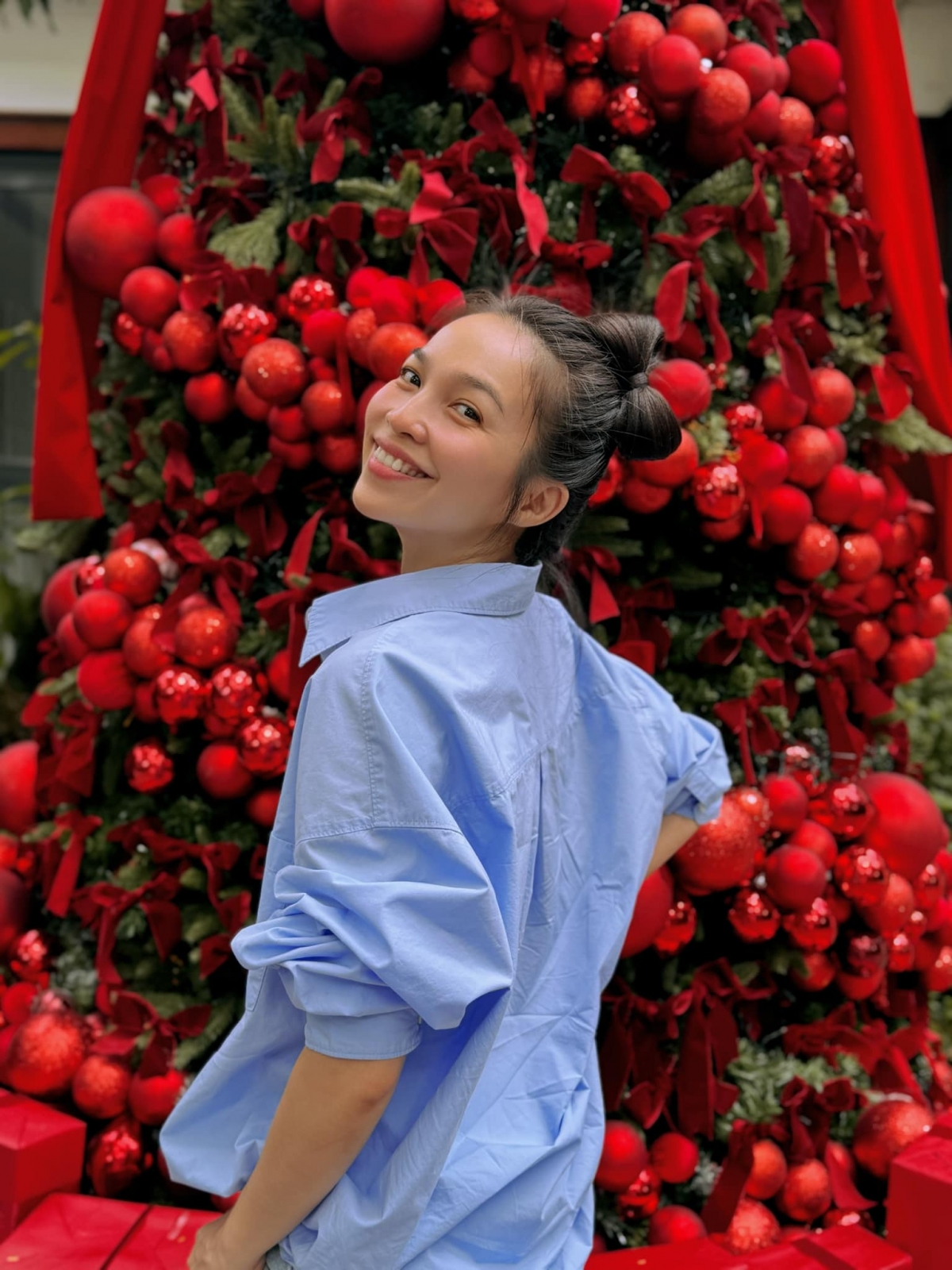 “Chúc tháng Noel hạnh phúc nhé”, Hiền Thục chụp ảnh cùng cây thông Noel được trang trí đỏ rực. (Nguồn: FBNV)