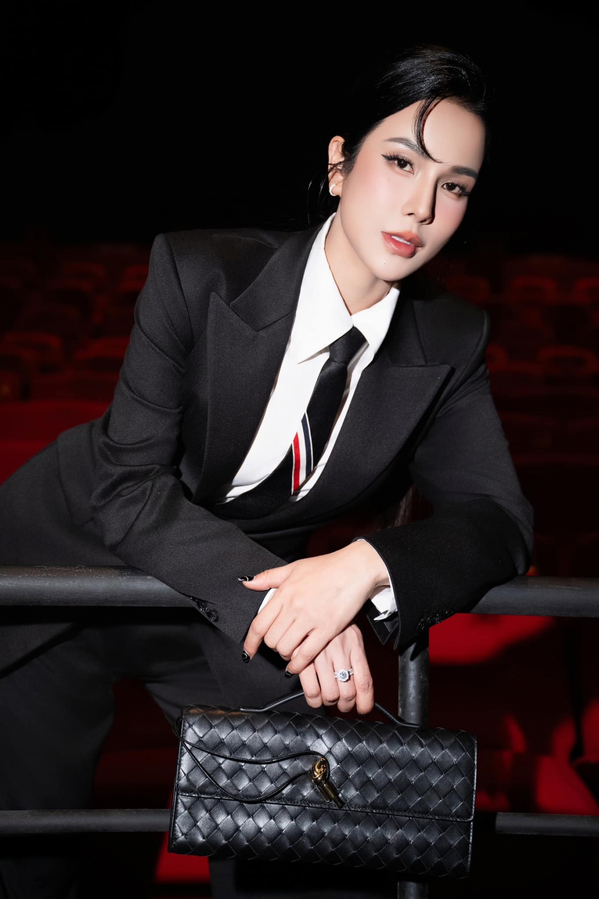 Mới đây, vào tối 18/12, Diệp Lâm Anh và doanh nhân Đức Phạm vô tình chạm mặt nhau tại một sự kiện ở TP.HCM. Đáng chú ý, Đức Phạm khi chứng kiến vợ cũ ngồi ở bàn phía xa còn chủ động tiến đến ngồi cạnh. Tuy nhiên, anh vẫn giữ khoảng cách khi chỉ ngồi cách xa một chiếc ghế. Màn chào hỏi bất ngờ từ phía chồng cũ khiến Diệp Lâm Anh và các người đẹp ngồi cùng bàn tỏ ra khá bối rối. 