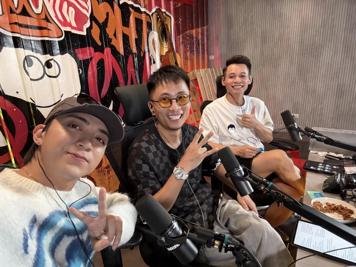 Soobin Hoàng Sơn chia sẻ ảnh làm nhạc tới 2h sáng cùng Rhymastic và Độ Mixi. (Nguồn: FBNV)