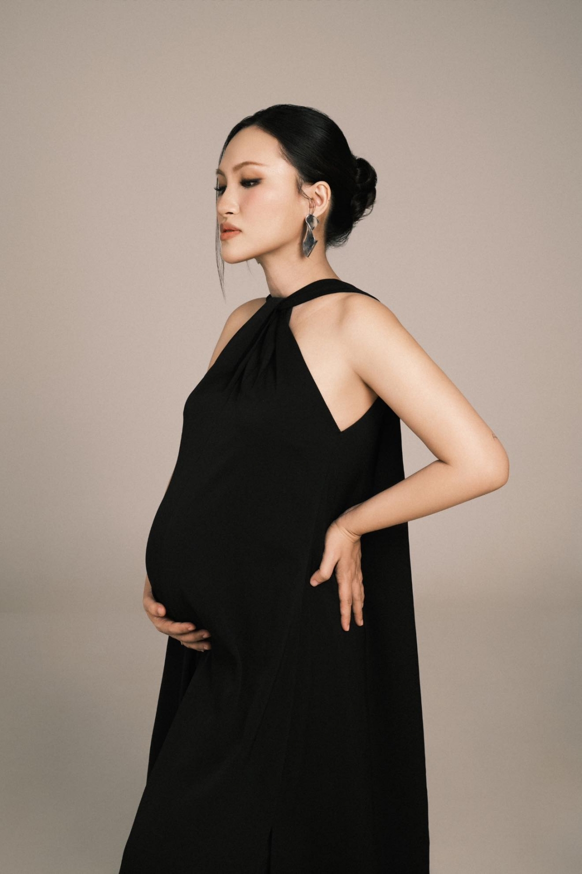 Nguyên Hà đăng ảnh bụng bầu