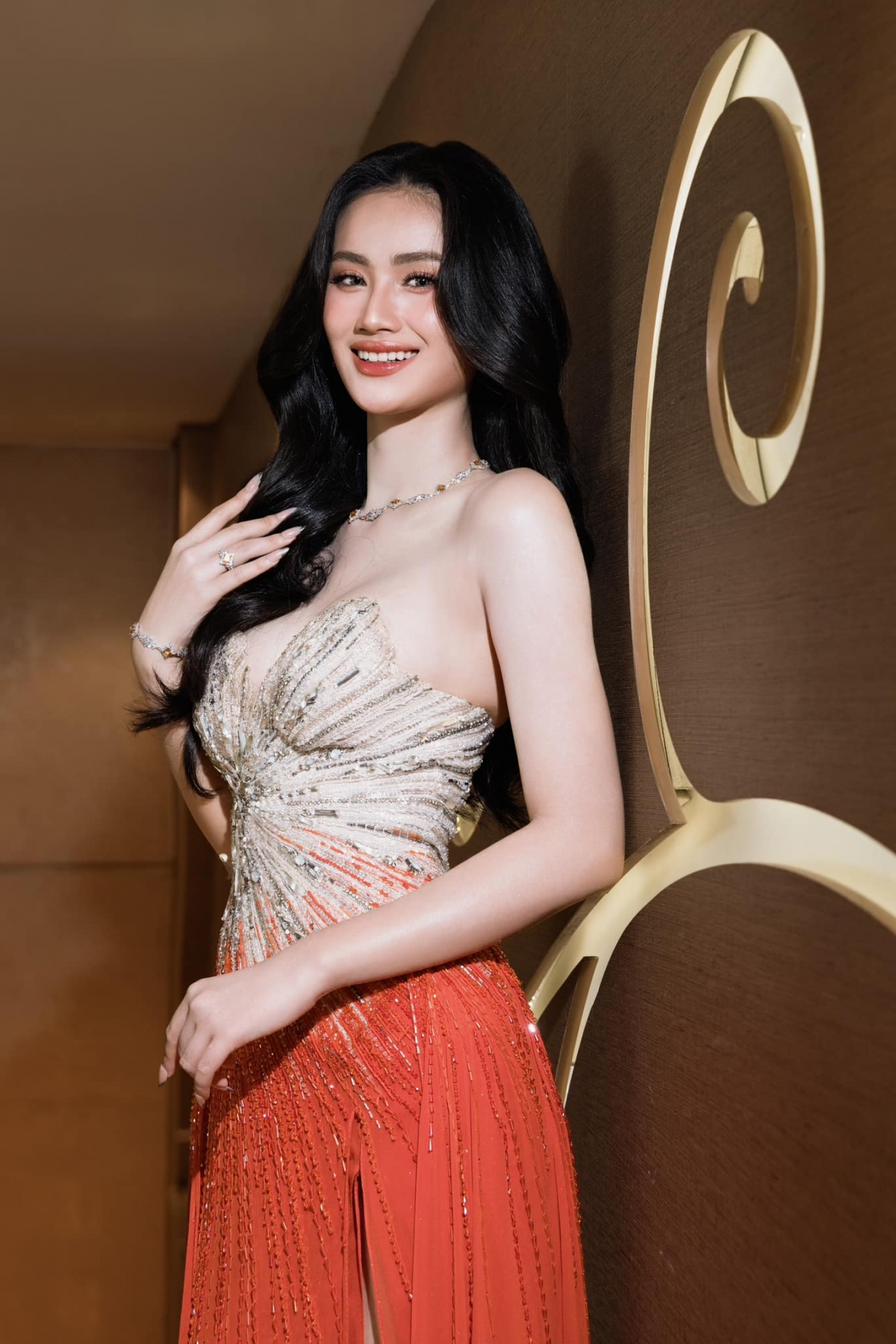 Mới đây tại một sự kiện, Hoa hậu Huỳnh Trần Ý Nhi tiết lộ cô đã phẫu thuật thẩm mỹ, bao gồm cắt mí mắt, chỉnh xương mũi và nâng ngực. Người đẹp đã phẫu thuật thẩm mỹ vào tháng 9/2023, sau hai tháng đăng quang cuộc thi Miss World Việt Nam.