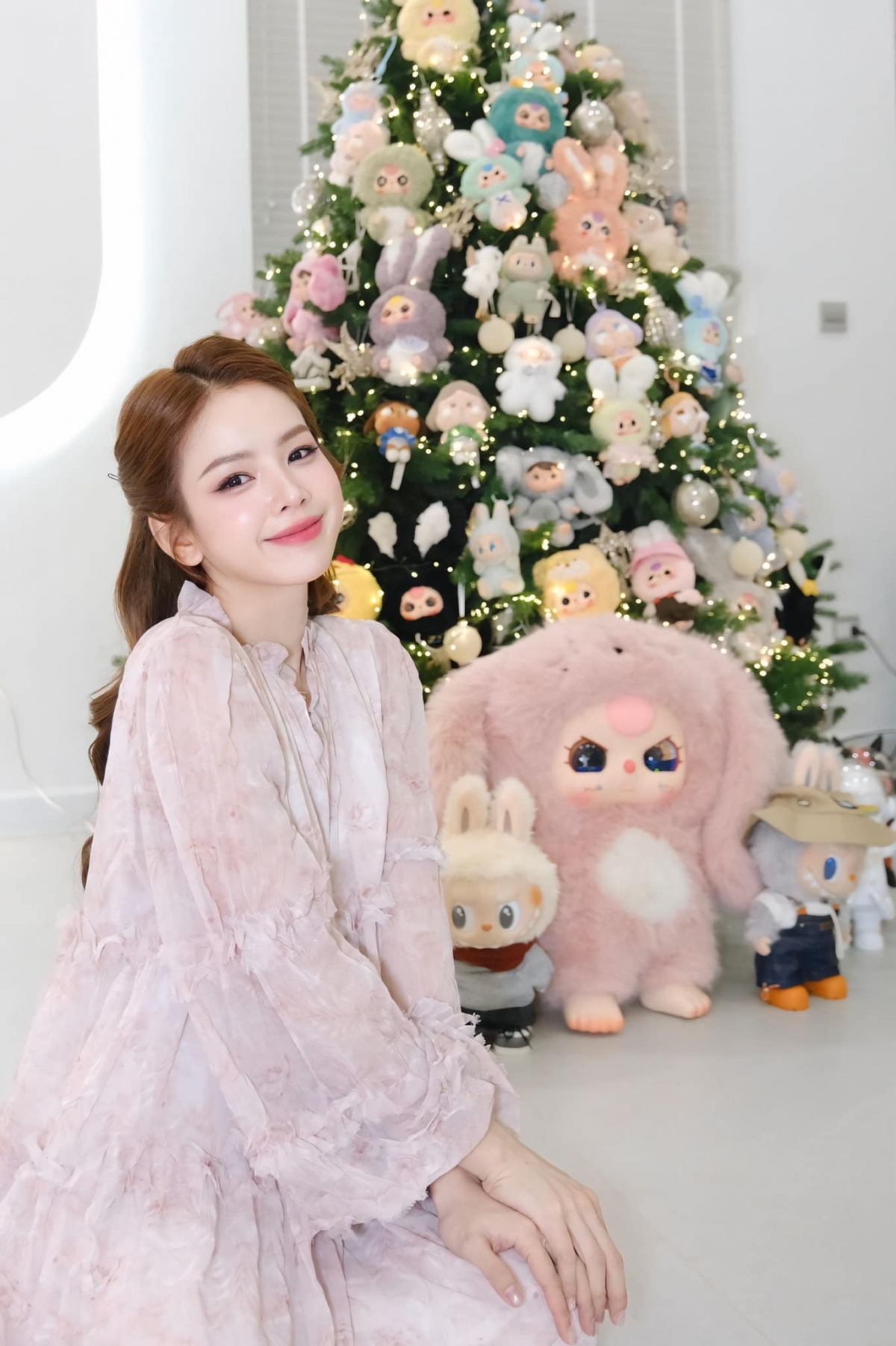 DJ Mie khoe dáng bên cây thông Noel được trang trí bằng nhiều thú bông. (Nguồn: FBNV)