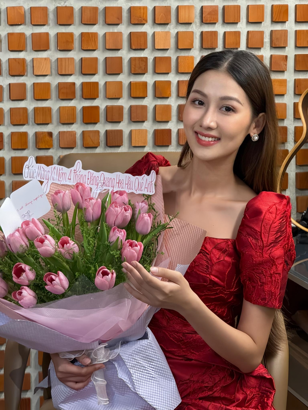 Quế Anh được tặng hoa nhân dịp 4 tháng đăng quang Miss Grand Vietnam 2024. “Mới đó mà đã 4 tháng trôi qua, Quế Anh xin chân thành cảm ơn tình cảm của mọi người đã luôn dõi theo, ủng hộ Quế Anh trên hành trình này, dù đó là ở hoàn cảnh nào”, cô bày tỏ. (Nguồn: FBNV)