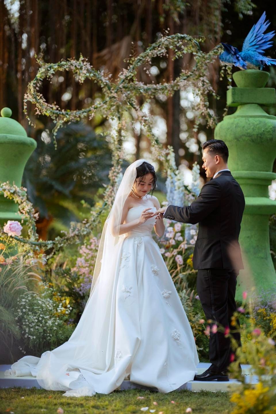 Để có được ngày trọng đại này, Thái Trinh nhớ lại những thử thách mà cả hai đã cùng vượt qua. Nữ ca sĩ chia sẻ rằng đã có những lúc khó khăn đến mức cả hai chỉ biết ôm chặt nhau, không nhìn gì xung quanh mà chỉ dựa vào ánh mắt của đối phương để vững tin bước tiếp. Với cô, điều may mắn nhất trong cuộc đời là luôn có chồng bên cạnh, kiên nhẫn đồng hành qua mọi thử thách.