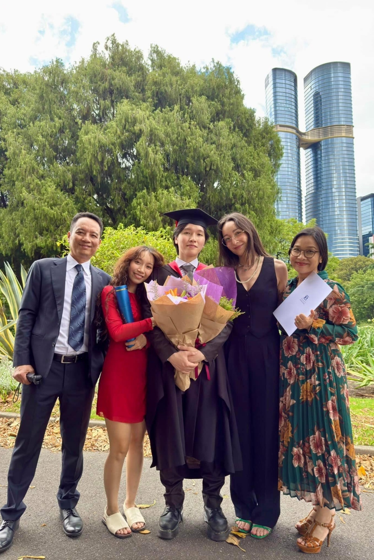 Ca sĩ Mỹ Linh, nhạc sĩ Anh Quân cùng người thân đến chúc mừng con trai Anh Duy, 25 tuổi, tốt nghiệp Đại học Melbourne.