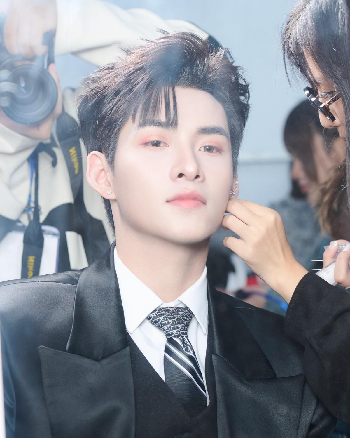 Trước khi tham gia Anh trai "say hi", dù sở hữu visual thu hút và tài năng âm nhạc nhưng Hùng Huỳnh vẫn chưa được nhiều khán giả biết đến. Đến với chương trình quy tụ 30 anh trai, Hùng Huỳnh gây ấn tượng nhờ khả năng biểu diễn, làm chủ sân khấu tốt. Từ cái tên ít được biết đến khi những ngày đầu ghi hình, anh chỉ có khoảng 10 khán giả đến cổ vũ, hiện Hùng Huỳnh có nhóm fan club hơn 50.000 thành viên.