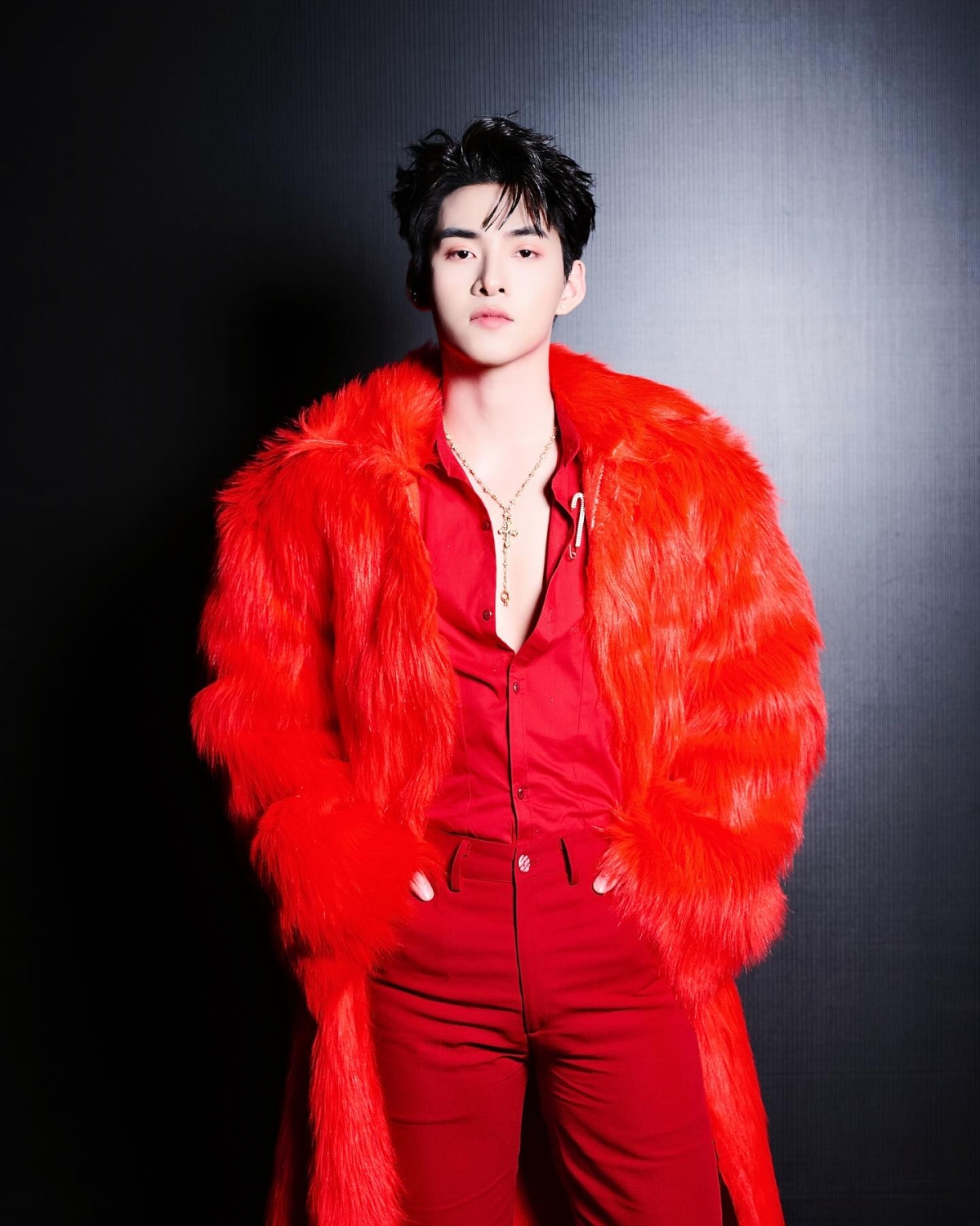 Hùng Huỳnh là nam ca sĩ được yêu thích sau chương trình truyền hình thực tế Anh trai "say hi". Với vẻ ngoài điển trai, khả năng vũ đạo tốt và sự tự tin trên sân khấu, anh nhanh chóng chiếm được cảm tình của đông đảo khán giả.