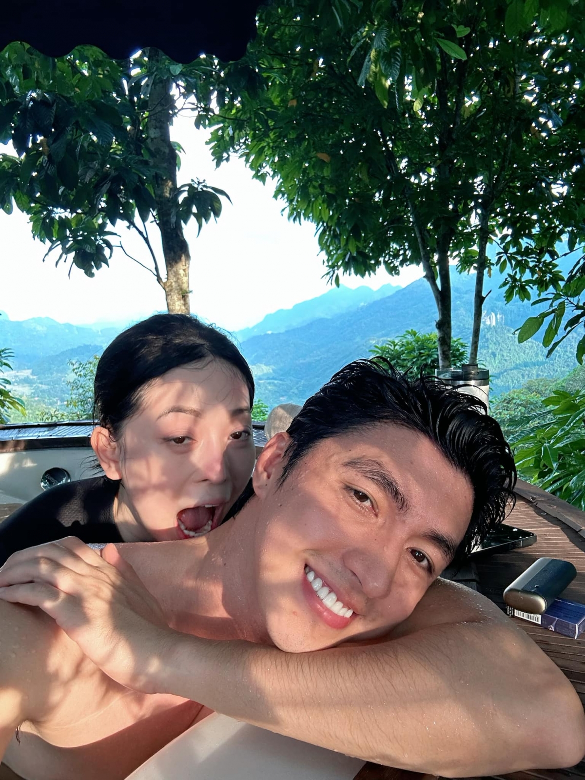 “Cắn cái làm kỷ niệm không mai ông ý đi quay một tháng ở bển rồi”, Á hậu Phương Nga đăng ảnh hài hước cùng ông xã Bình An. (Nguồn: FBNV)