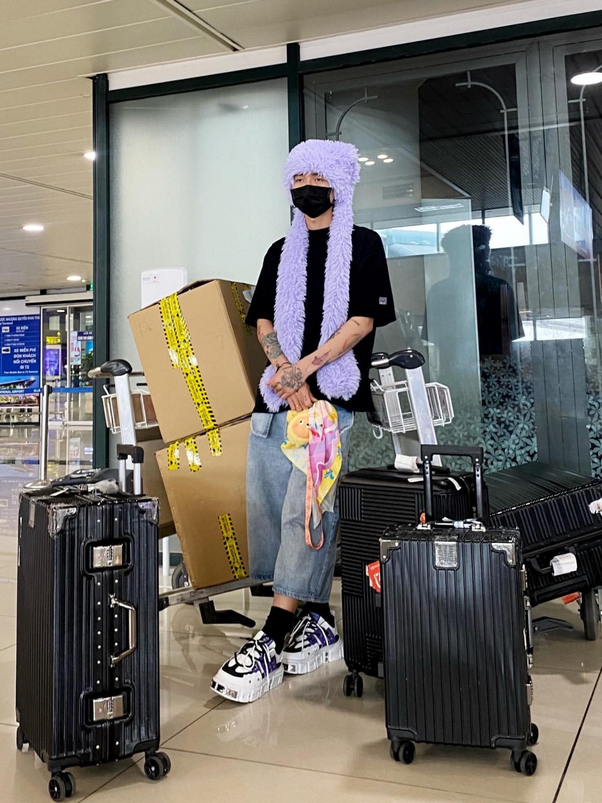 BB Trần đáp chuyến bay tới Hà Nội để chuẩn bị cho concert 2 Anh trai vượt ngàn chông gai vào ngày 14/12. Anh mang theo khá nhiều hành lý và trang phục cho đêm diễn. (Nguồn: FBNV)