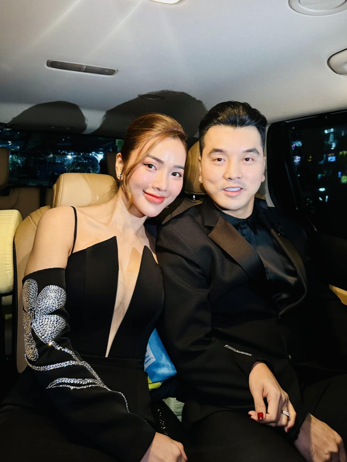 Vợ chồng Ưng Hoàng Phúc – Kim Cương tay trong tay đi dự đám cưới Hoa hậu Khánh Vân. (Nguồn: FBNV)