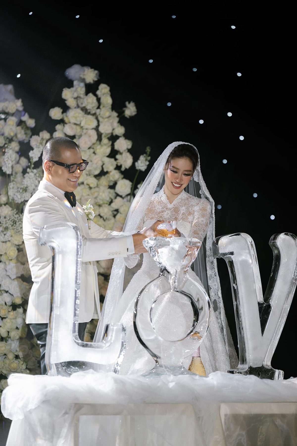 Tối 12/12, đám cưới của Hoa hậu Khánh Vân và nhiếp ảnh gia Nguyễn Long tổ chức ở TP.HCM, với sự tham dự của nhiều sao Việt đình đám. Ở phần đón khách, Khánh Vân diện váy cưới có phom dáng cúp ngực, xẻ đùi, giúp hoa hậu khoe lợi thế chiều cao. Trong phần làm lễ, nàng hậu diện váy cưới form dáng cổ điển với phần ren thiết kế tinh tế.