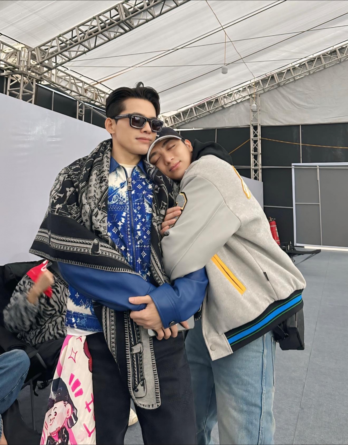 Soobin Hoàng Sơn ôm chặt Quốc Thiên đầy tình tứ trong thời tiết lạnh giá ở Hà Nội khi tổng duyệt concert Anh trai vượt ngàn chông gai. Concert thứ 2 của Anh trai vượt ngàn chông gai sẽ diễn ra vào ngày 14/12 tại Vinhomes Ocean Park 3. Nhiều anh tài đã có mặt tại Hà Nội để chuẩn bị cho những phần trình diễn trên sân khấu. (Nguồn: FBNV)