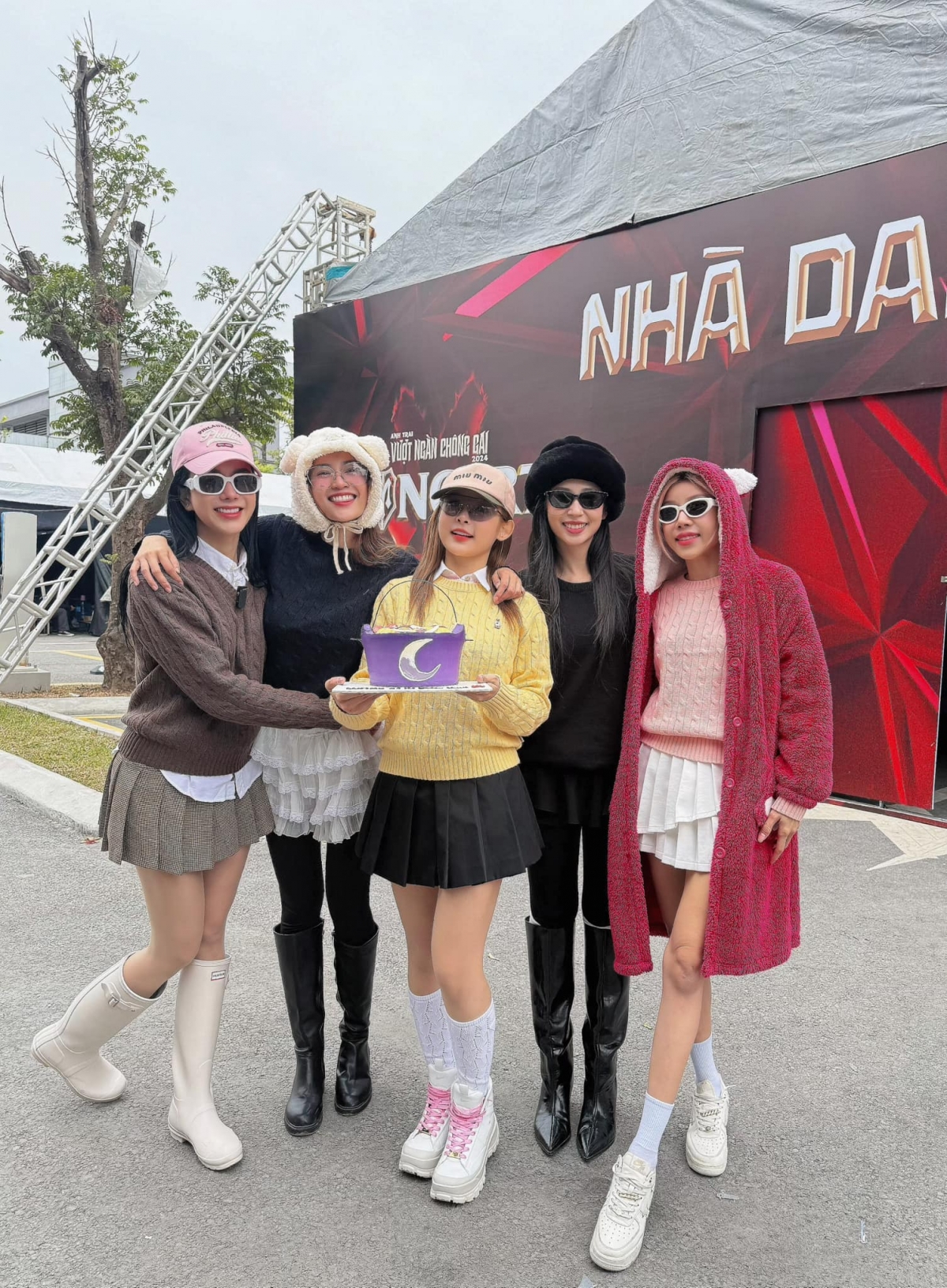 Nhóm nhạc LUNAS gồm Ninh Dương Lan Ngọc, Huyền Baby, Khổng Tú Quỳnh, Diệp Lâm Anh và Trang Pháp đi tổng duyệt concert Anh trai vượt ngàn chông gai
