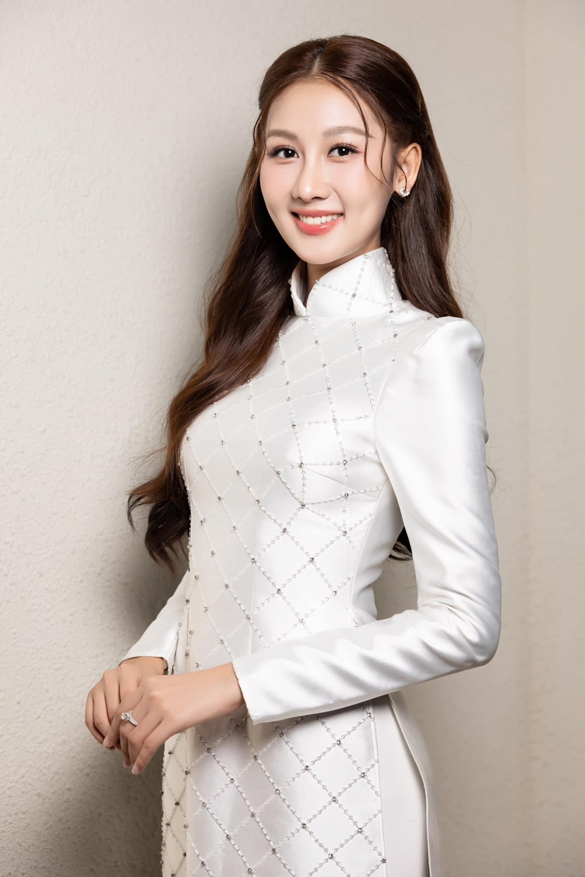 “Thật tích cực, để cuộc đời là chuỗi hành trình rực rỡ”, Quế Anh mặc áo dài trắng khoe vẻ đẹp dịu dàng. (Nguồn: FBNV)
