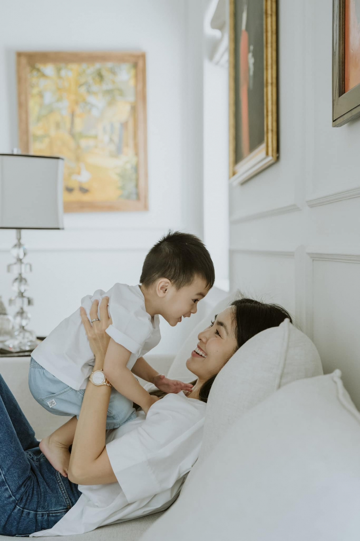 Tăng Thanh Hà đăng ảnh mừng sinh nhật con trai út tròn 3 tuổi. Cô tâm sự: "Mẹ thật hạnh phúc khi có em, cám ơn em đã đến bên mẹ! Mỗi lần ở bên em, mẹ cảm giác trái tim mẹ tràn đầy hạnh phúc rồi nó lan toả khắp lồng ngực, rồi nó giống như tâm hồn mẹ đang mỉm cười. Mỗi lần xa em con tim nó cứ nhói nhói đau thôi thúc quay trở về. Mẹ yêu em vô cùng!". (Nguồn: FBNV)