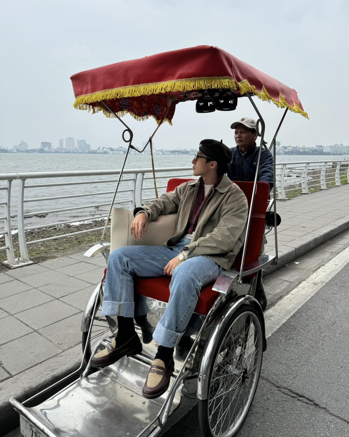 Giữ đúng lời hứa với người hâm mộ, Sơn Tùng M-TP đã đi dạo ở Hà Nội bằng xích lô. “Anh em hẹn nhau một vòng xích lô Hồ Gươm nhưng không ai nói Chủ nhật xích lô không được đi vào. Thôi lỡ rồi bác cho cháu một vòng Hồ Tây đi ạ”. Trước đó, tại một sự kiện ở Hà Nội, nam ca sĩ hẹn người hâm mộ hôm sau sẽ cùng đi xích lô quanh Hồ Gươm. (Nguồn: FBNV)