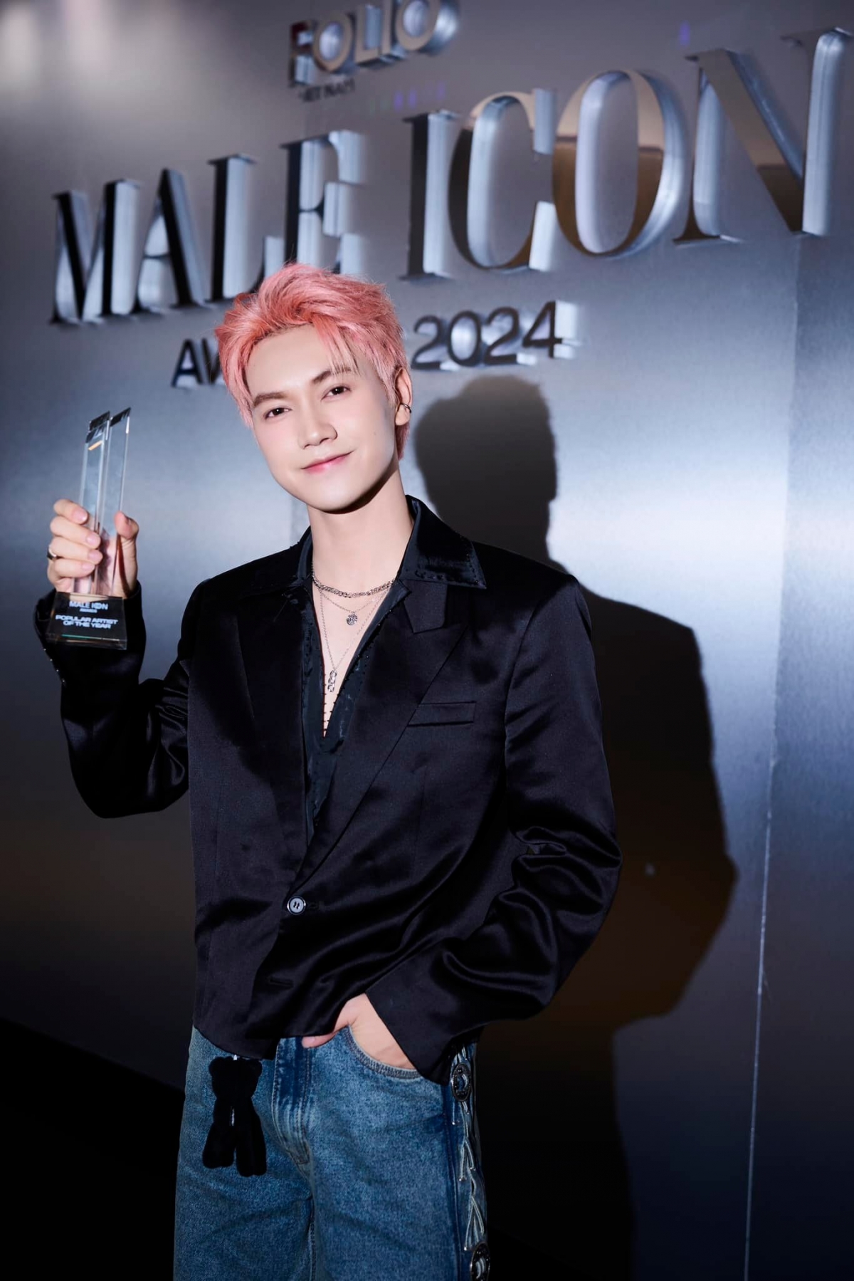 "Cảm ơn mọi người rất nhiều, giải thưởng này là của tất cả chúng mình đó”, JSOL chụp cùng chiếc cúp giải thưởng "Popular Artist of The Year” của Men's Folio Vietnam. (Nguồn: FBNV)