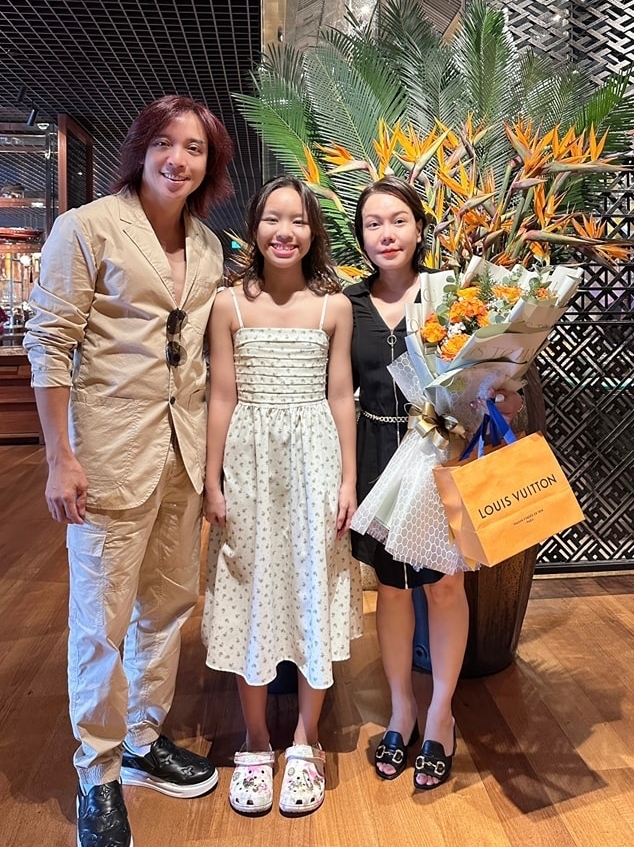 Việt Hương tận hưởng thời gian bên gia đình. Cô khoe được ông xã Hoài Phương và con gái Elyza đưa đi mua sắm và dùng bữa tại nhà hàng yêu thích. (Nguồn: FBNV)