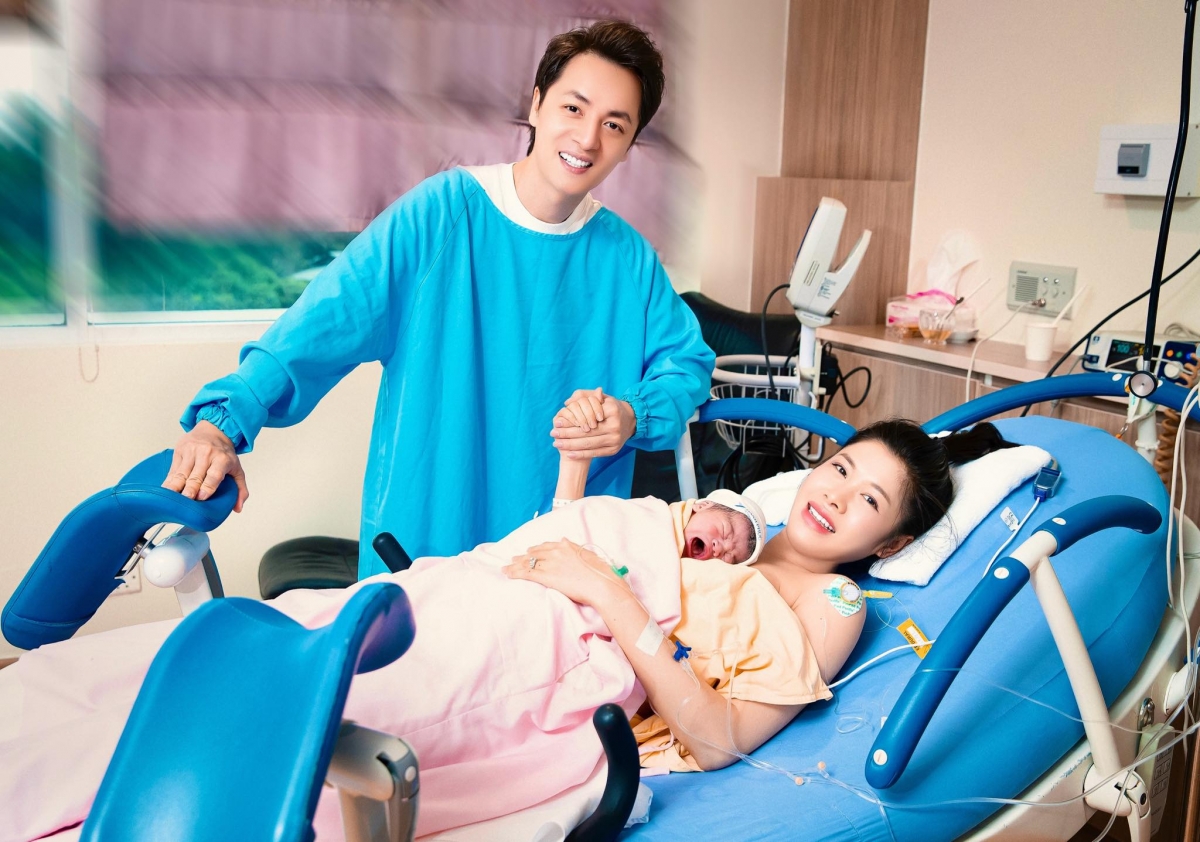 Đăng Khôi và vợ đón con thứ 3. Ảnh: FBNV