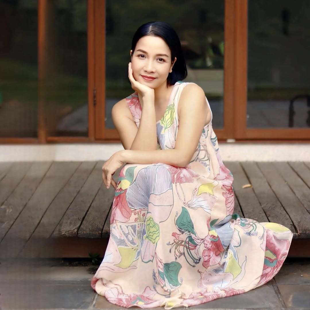 Mỹ Linh chia sẻ lại bức ảnh cũ và dí dỏm viết: “Ảnh này cũ, hồi còn xinh, giờ hết rồi". (Nguồn: FBNV)