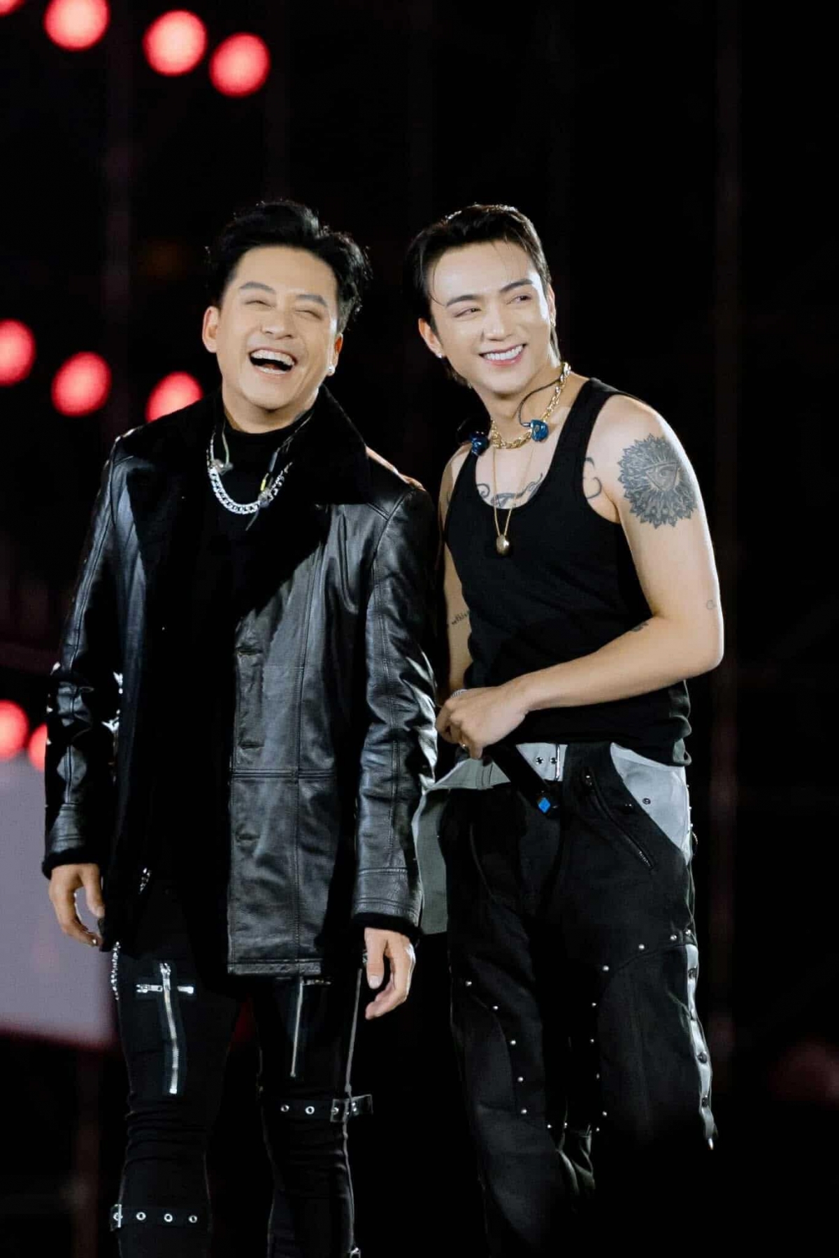 Tuấn Hưng đăng ảnh cười tươi rạng rỡ cùng Soobin tại concert Anh trai vượt ngàn chông gai. (Nguồn: FBNV)