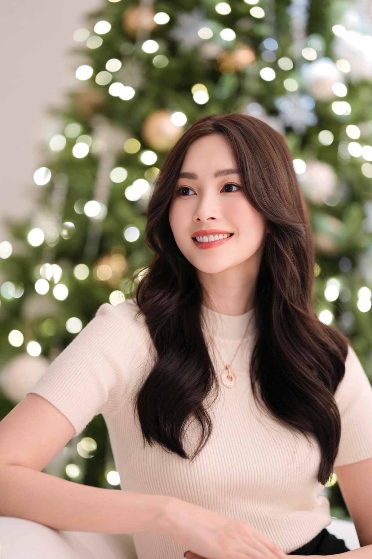 Hoa hậu Đặng Thu Thảo khoe nhan sắc “thần tiên tỷ tỷ”. Người đẹp được nhận xét vẫn giữ được vẻ ngoài rạng rỡ, sắc vóc thon gọn dù đã là bà mẹ 3 con. (Nguồn: FBNV)