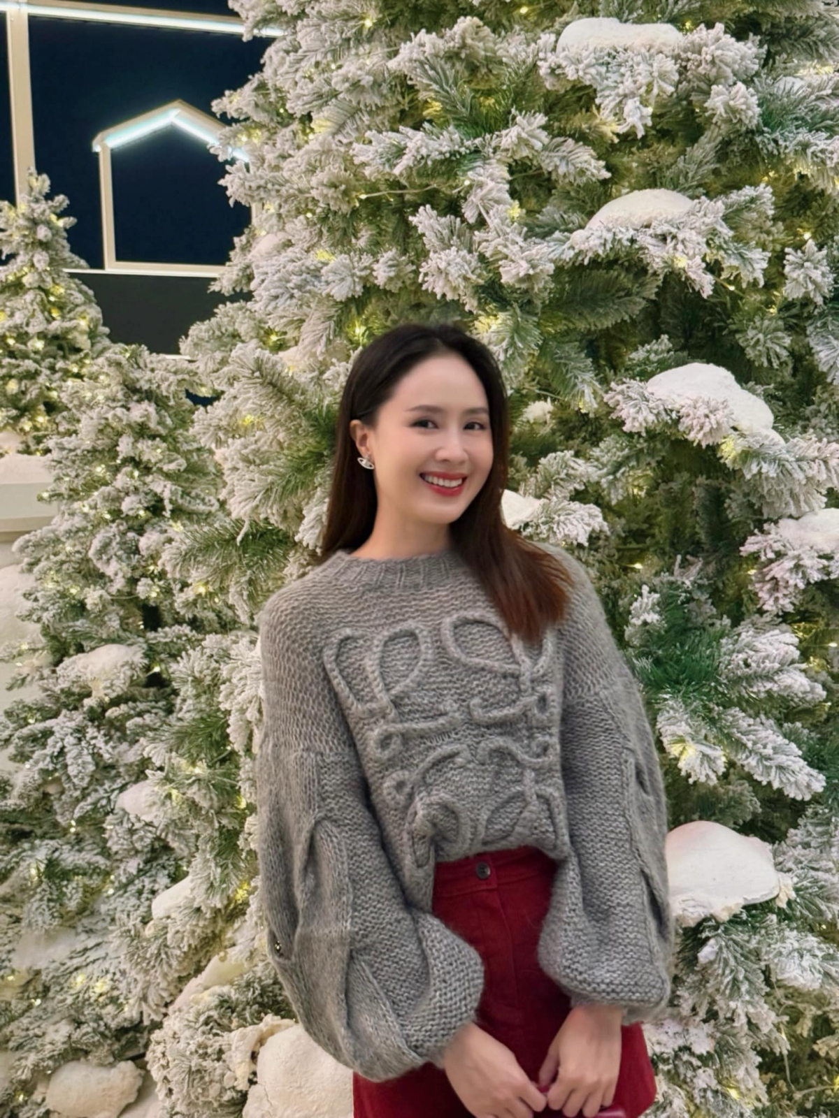 Hồng Diễm khoe nhan sắc trẻ trung: “Mong mãi trời lạnh để được làm ‘chị gái mùa đông’, giờ lạnh lắm rồi đây”. (Nguồn: FBNV)