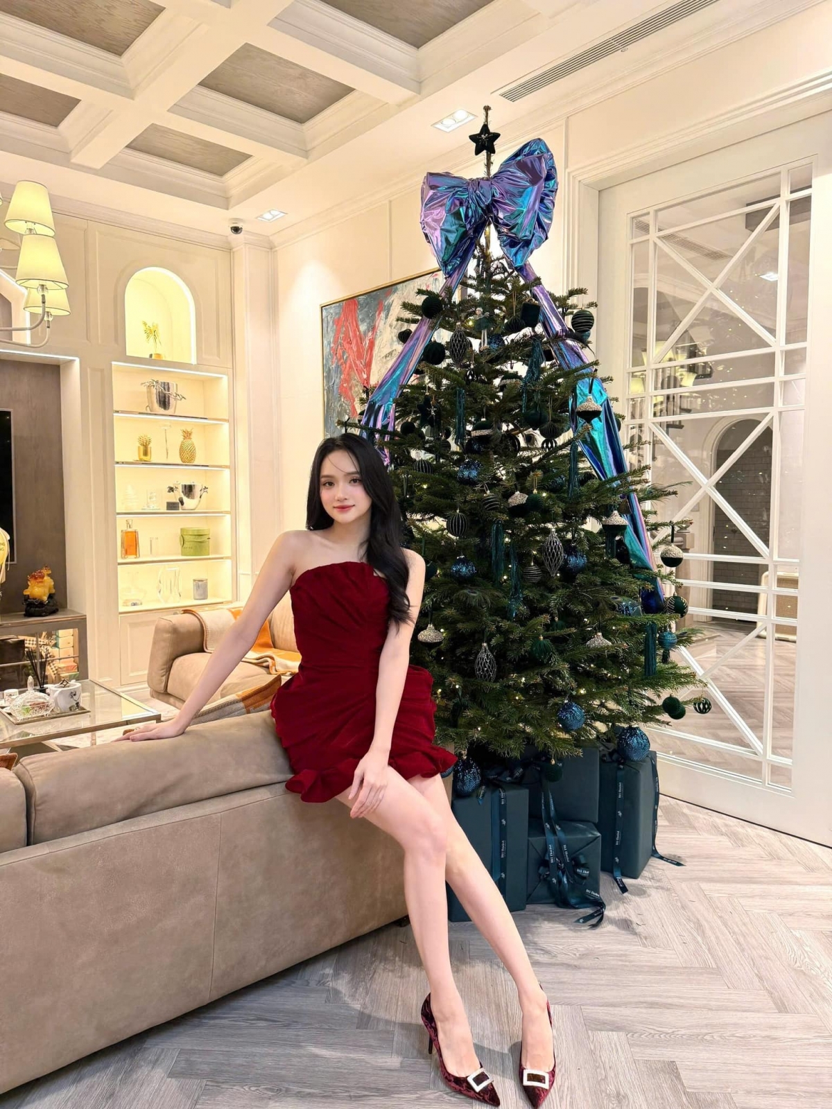 Hoa hậu Hương Giang khoe chân dài miên man bên cạnh cây thông Noel trang trí trong nhà. (Nguồn: FBNV)