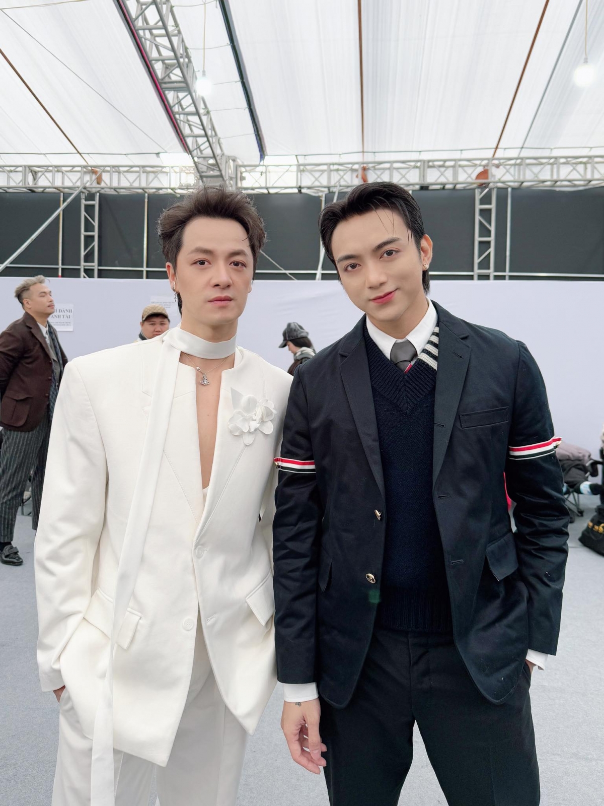Đăng Khôi và Soobin chụp ảnh trong hậu trường concert Anh trai vượt ngàn chông gai. (Nguồn: FBNV)