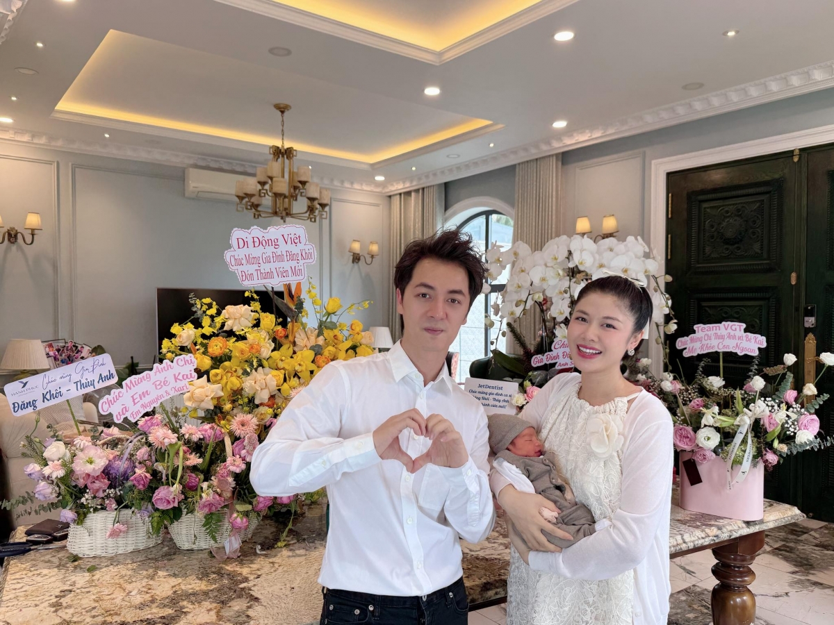 “Kai ơi, con đã về nhà rồi. Bố hứa chăm bỉm sữa cho hai mẹ con không trượt phát nào nhé”, Đăng Khôi đón bà xã Thủy Anh và con trai thứ ba từ bệnh viện về nhà. Vợ nam ca sĩ vừa sinh con thứ ba vào tuần trước. (Nguồn: FBNV)