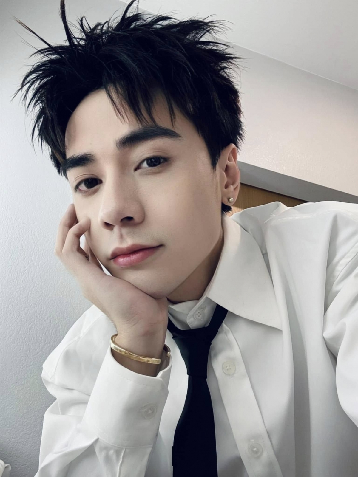 Quang Hùng MasterD đăng ảnh selfie khi đi diễn ở nước ngoài. Sau Anh trai "say hi", Quang Hùng MasterD ngày càng tạo sức hút khi chạy show tại nhiều nơi, liên tục xuất hiện tại các sự kiện giải trí, chương trình truyền hình thực tế. (Nguồn: FBNV)