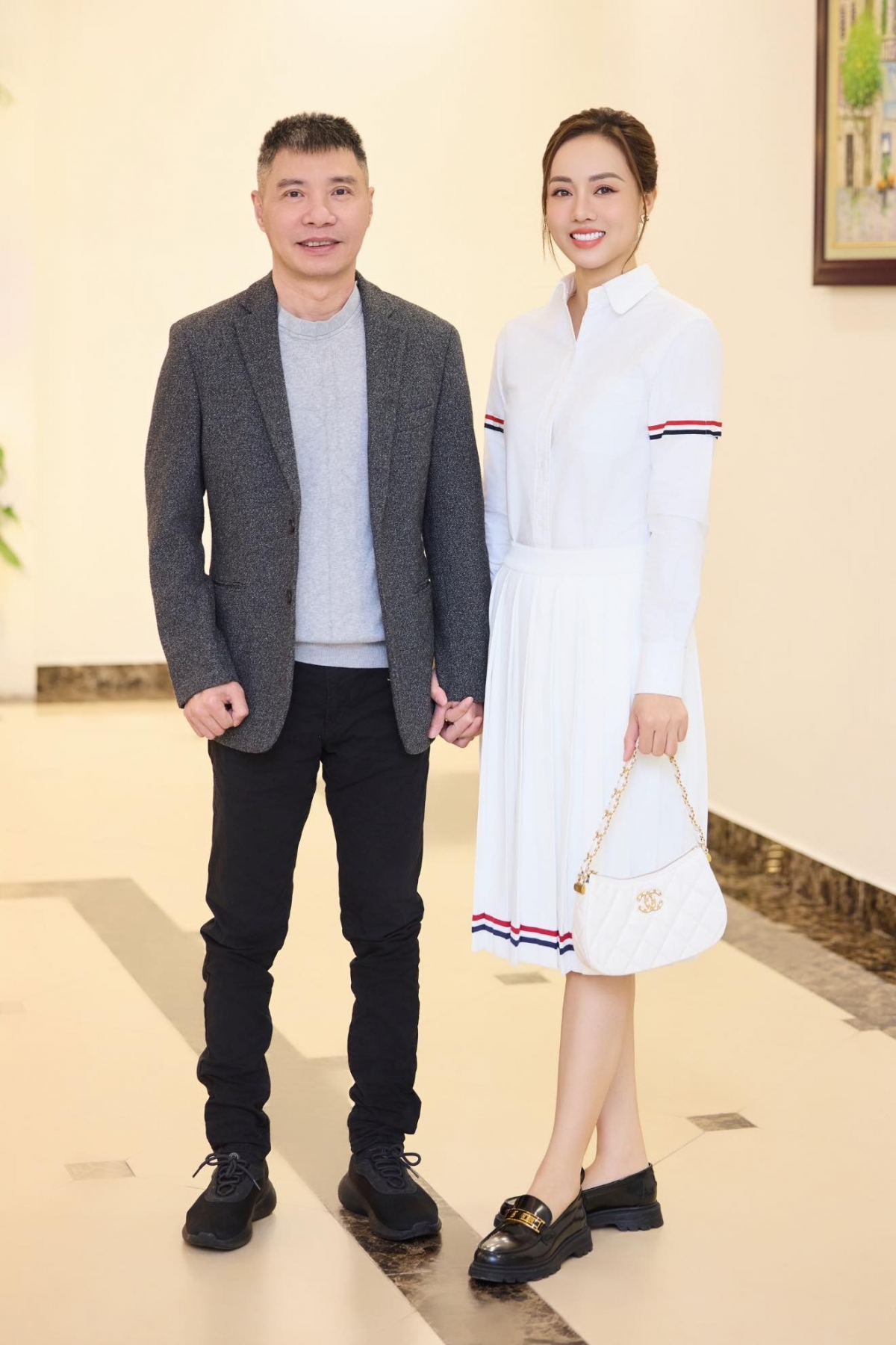 "Lâu lâu mới có bức ảnh đẹp! Hai vợ chồng cũng trải qua nhiều giai đoạn khó khăn trong cuộc đời và mọi thứ sẽ ngày càng tốt lên thôi", Ngọc Hà - vợ NSND Công Lý viết trên Facebook.