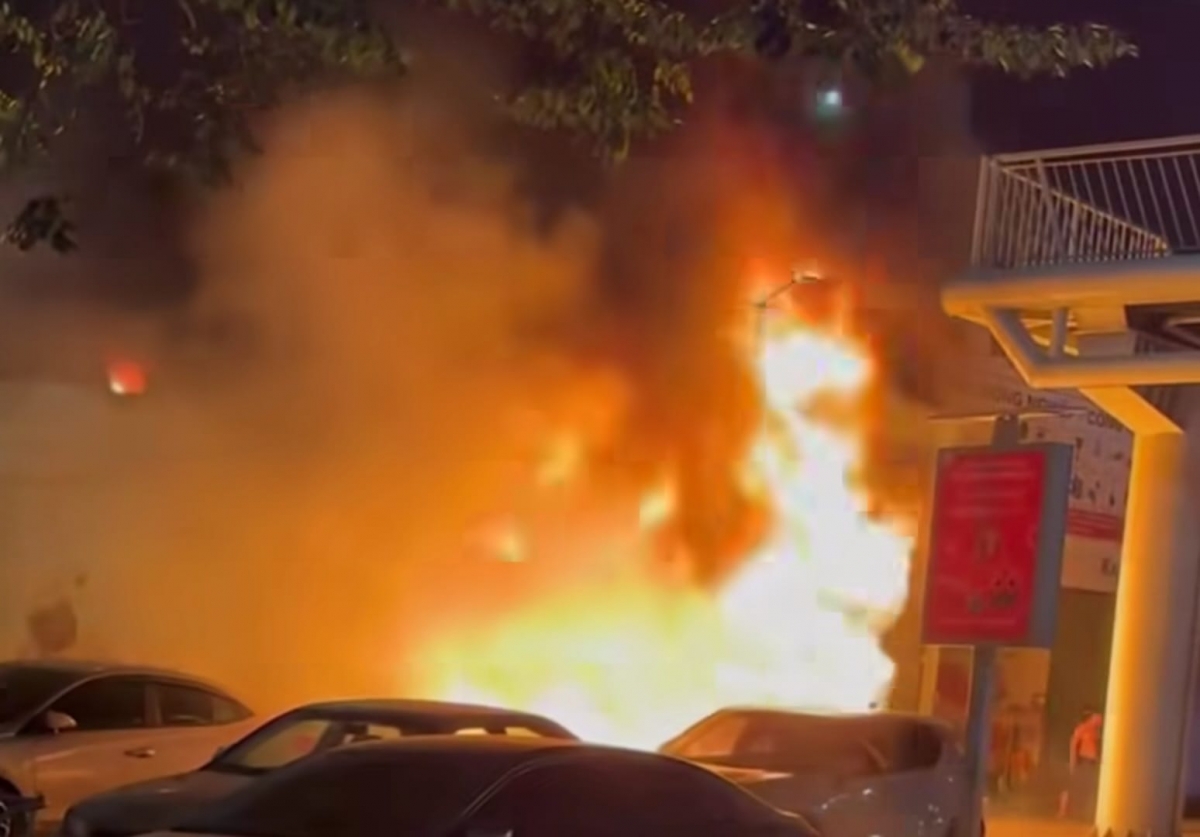 Ngọn lửa bốc cháy dữ dội từ tầng 1 sau đó lan ra diện tích xung quanh