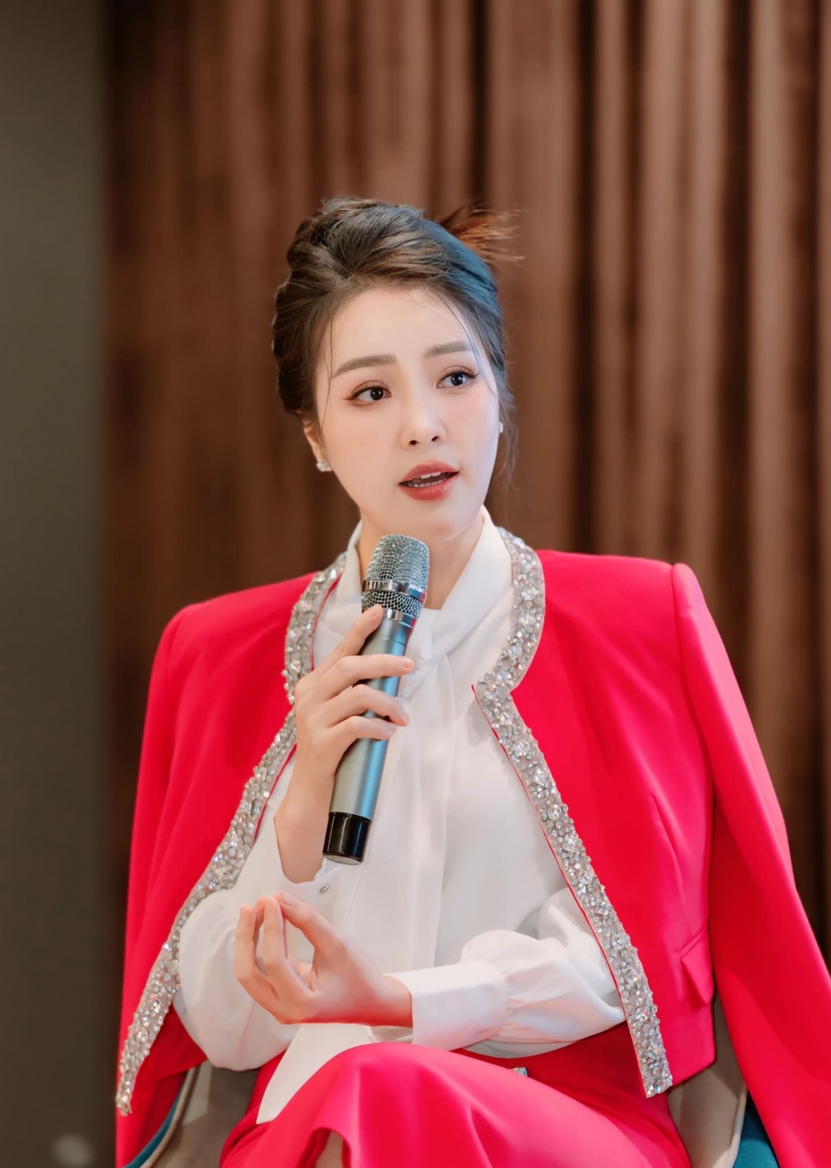"Khi tôi đi chấm thi MC, khán giả thì 'cười' mà thí sinh thì 'mếu'. Lâu lắm rồi mới làm vai trò 'đánh giá', áp lực không tưởng ạ", BTV Thụy Vân viết.