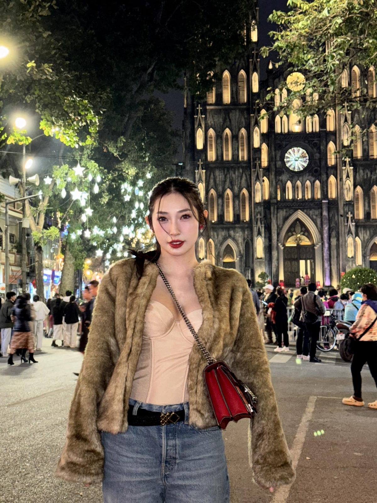 “Hà Nội mùa này lạnh mà đẹp phải không cả nhà”, Khổng Tú Quỳnh dạo phố phường Hà Nội vào mùa đông. (Nguồn: FBNV)