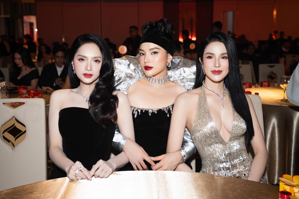 Hương Giang đọ sắc cùng Kỳ Duyên và Diệp Lâm Anh tại một sự kiện ở TP.HCM. Các người đẹp diện dresscode đen và bạc, theo đuổi phong cách cổ điển. Kỳ Duyên chọn kiểu tay áo phồng rời phá cách, kết hợp băng đô nhung đen. (Nguồn: FBNV)