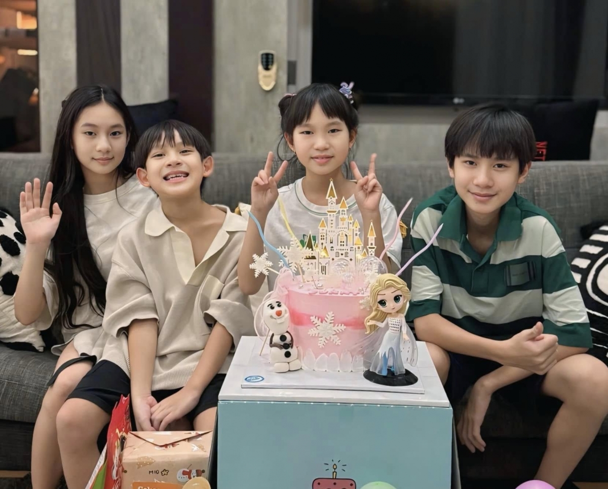 Minh Hà đăng ảnh sinh nhật con gái Sunny 10 tuổi. Cô chia sẻ rằng thấy thương con gái vì năm nào sinh nhật con, hai vợ chồng cũng bận đi quay phim. (Nguồn: FBNV)
