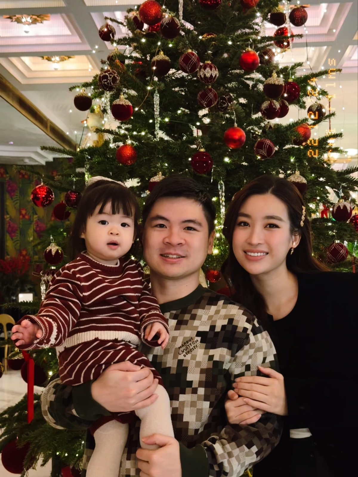 Hoa hậu Đỗ Mỹ Linh đăng ảnh hạnh phúc bên chồng doanh nhân và con gái, chúc mọi người một lễ Giáng sinh an lành.